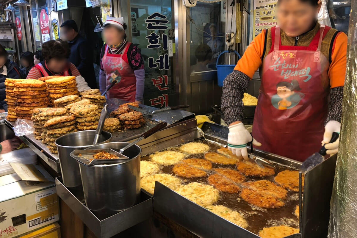 スニネピンデトッのチヂミは油で揚げます