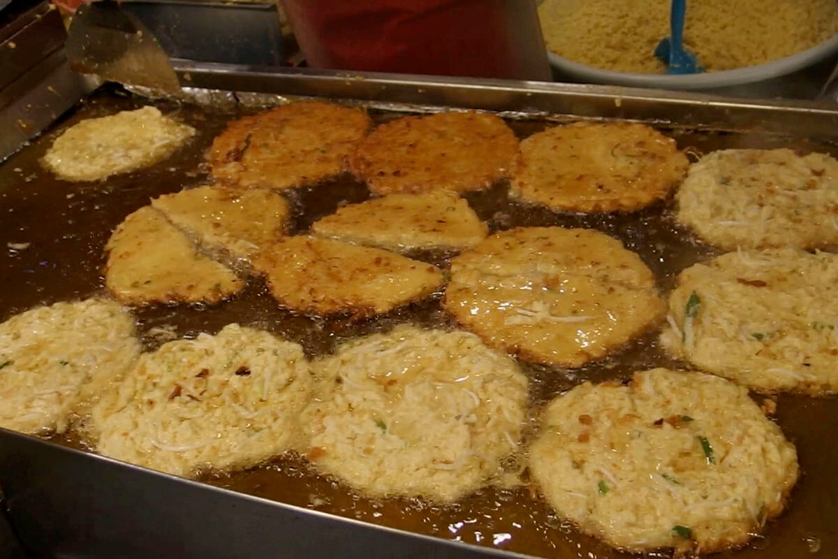 スニネピンデトッのチヂミは油で揚げます