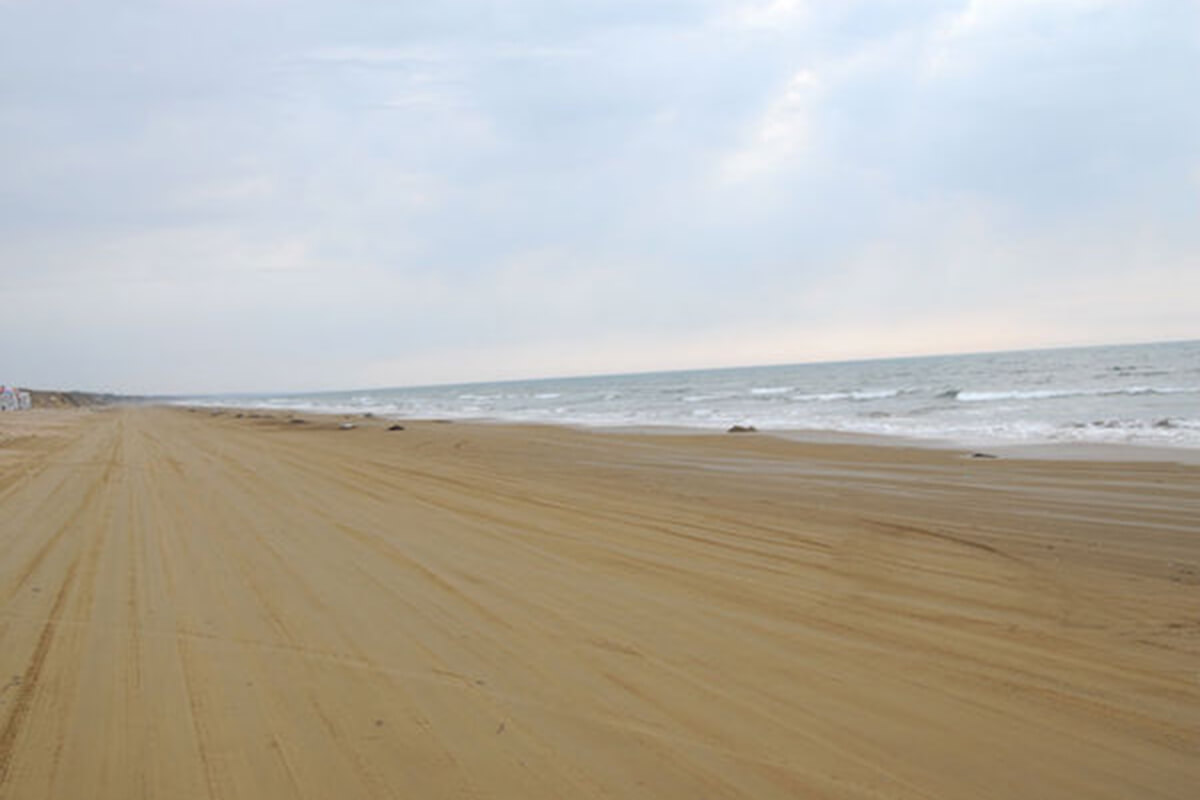 大人女子旅金沢レンタカー旅 千里浜なぎさドライブウェイは日本で唯一砂浜の上を走れる道