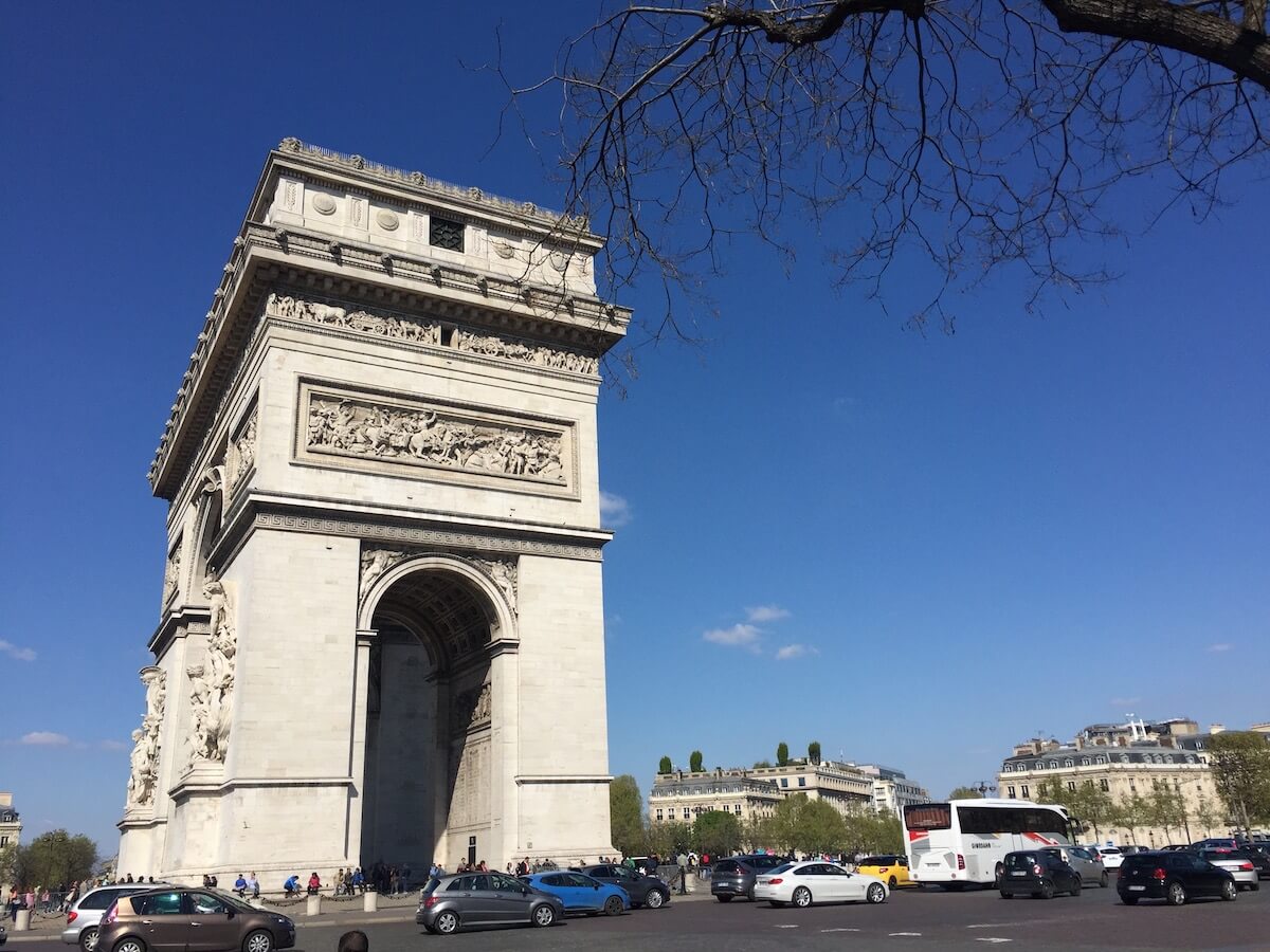 パリ大人女子旅　レンタサイクルで凱旋門