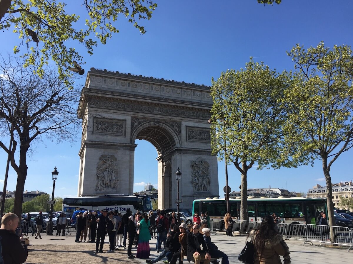 パリ大人女子旅　レンタサイクルで凱旋門