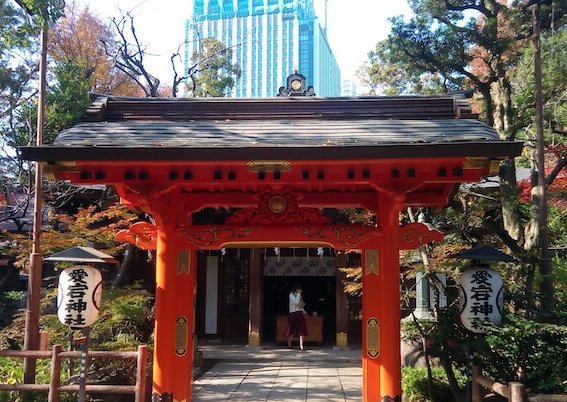 愛宕神社の丹塗りの門