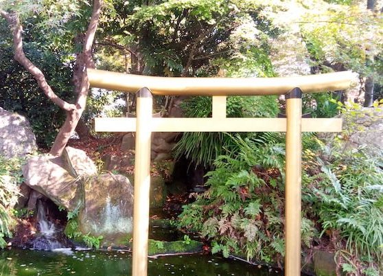 愛宕神社の池。児盤水の滝もあり