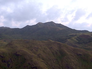 グアム セッティ湾展望台からトレッキングコースになっている雄大な山々を眺める