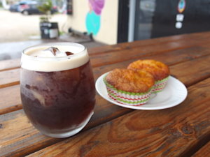 グアムの海沿いカフェ「コーヒースラット(coffee slut)」でコールドブリューナイトロコーヒーを飲んでみた！