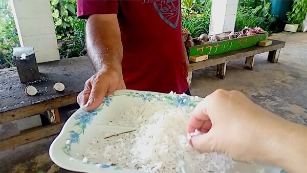 削りたてココナッツはとても美味しい