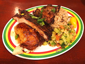 チャモロビレッジ・ナイトマーケットでの夕飯は「ジャマイカン・グリル」のリブとジャークチキンのコンボが絶品でおすすめ！