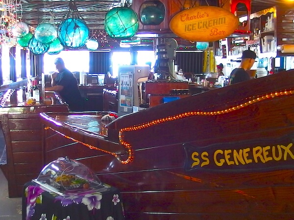 名前にパイレーツ（海賊）と付くだけあって、お店の中は船を模した装飾がされています。