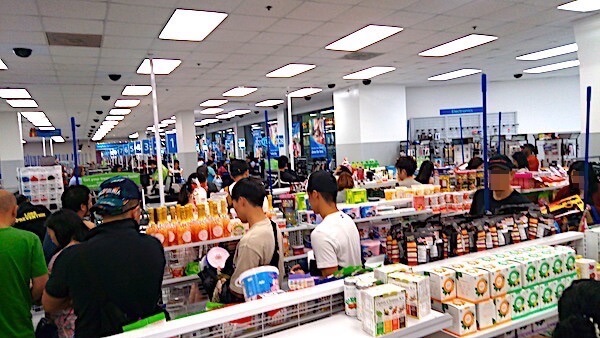 ロスドレスフォーレスでのレジ待ち。30分ぐらい待つ