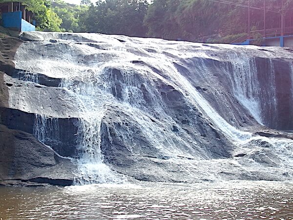 グアム最大級の滝「タロフォフォの滝」でマイナスイオン浴びりまくり！横井庄一さんの潜伏生活も