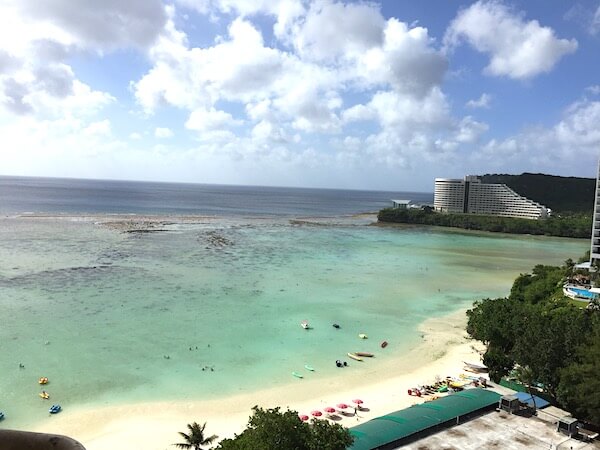 アウトリガー・グアム・ビーチ・リゾートの目の前にあるビーチは砂浜
