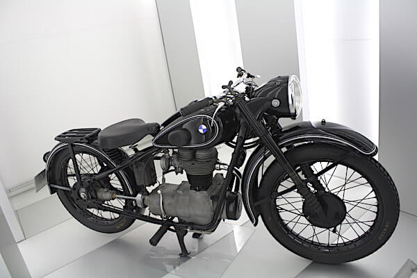 ドイツ・ミュンヘンに行ったなら「BMW博物館（BMW Museum）」へ。クルマ・オートバイ好きにおすすめの観光スポット
