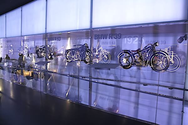 BMW博物館。年代別に展示されている