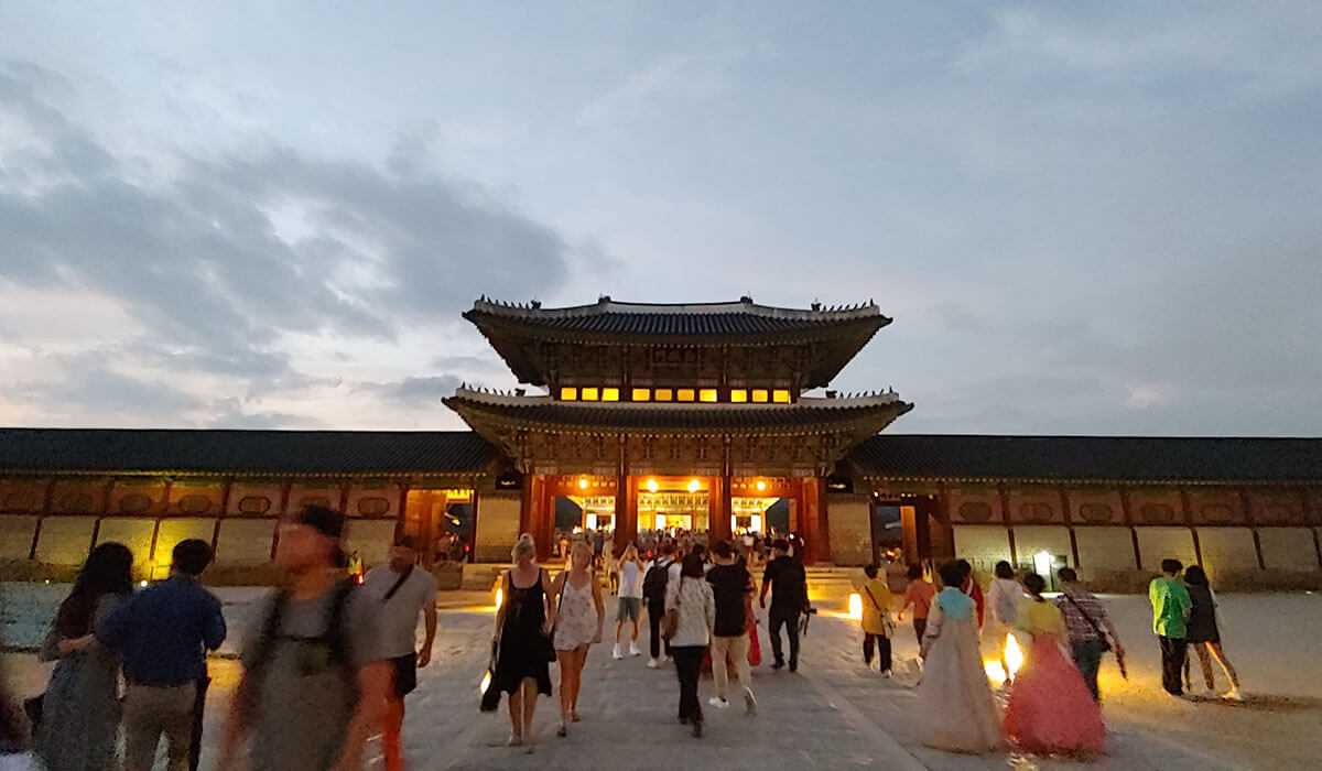 韓国の夜空に浮かぶ「景福宮夜間特別観覧」