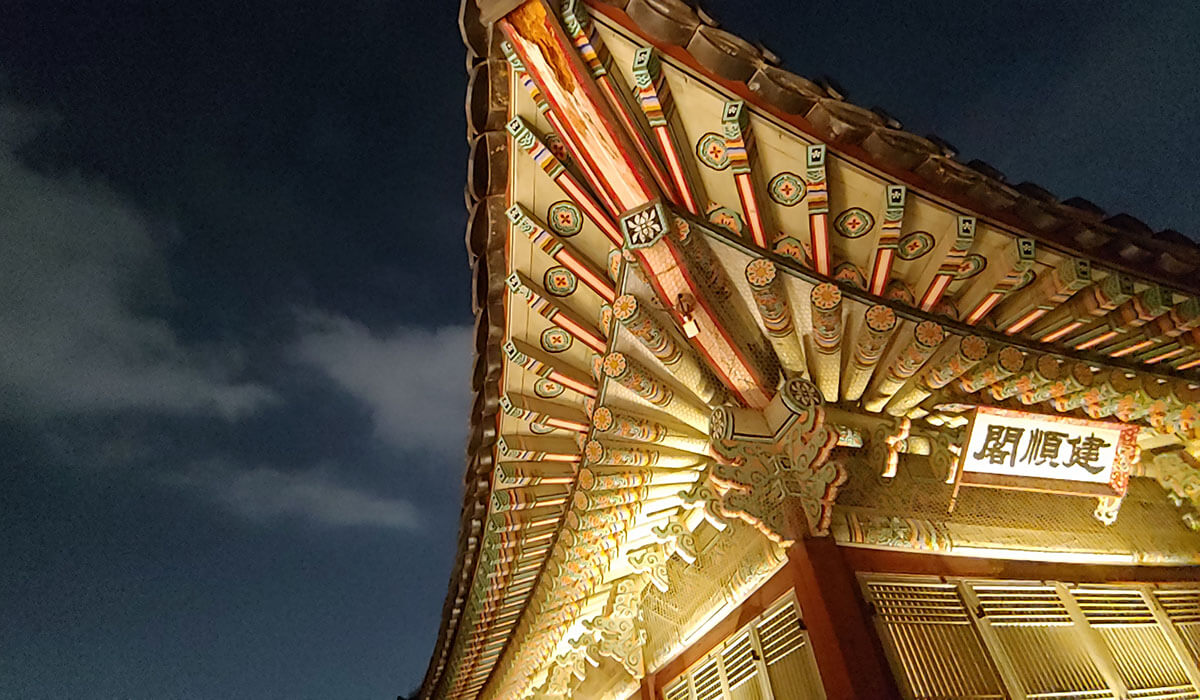 韓国の夜空に浮かぶ「景福宮」