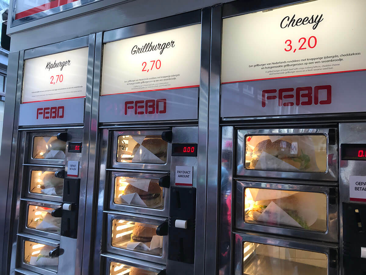 FEBOのハンバーガーは右からチーズバーガー、グリルバーガー、チキンバーガー