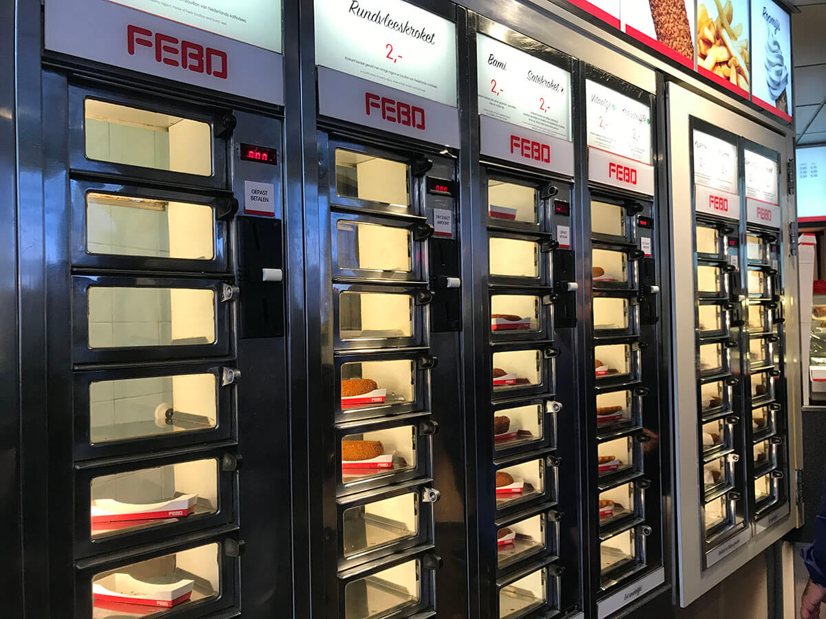 FEBOにはハンバーガーの他にオランダ名物クロケットも自動販売機で売っています