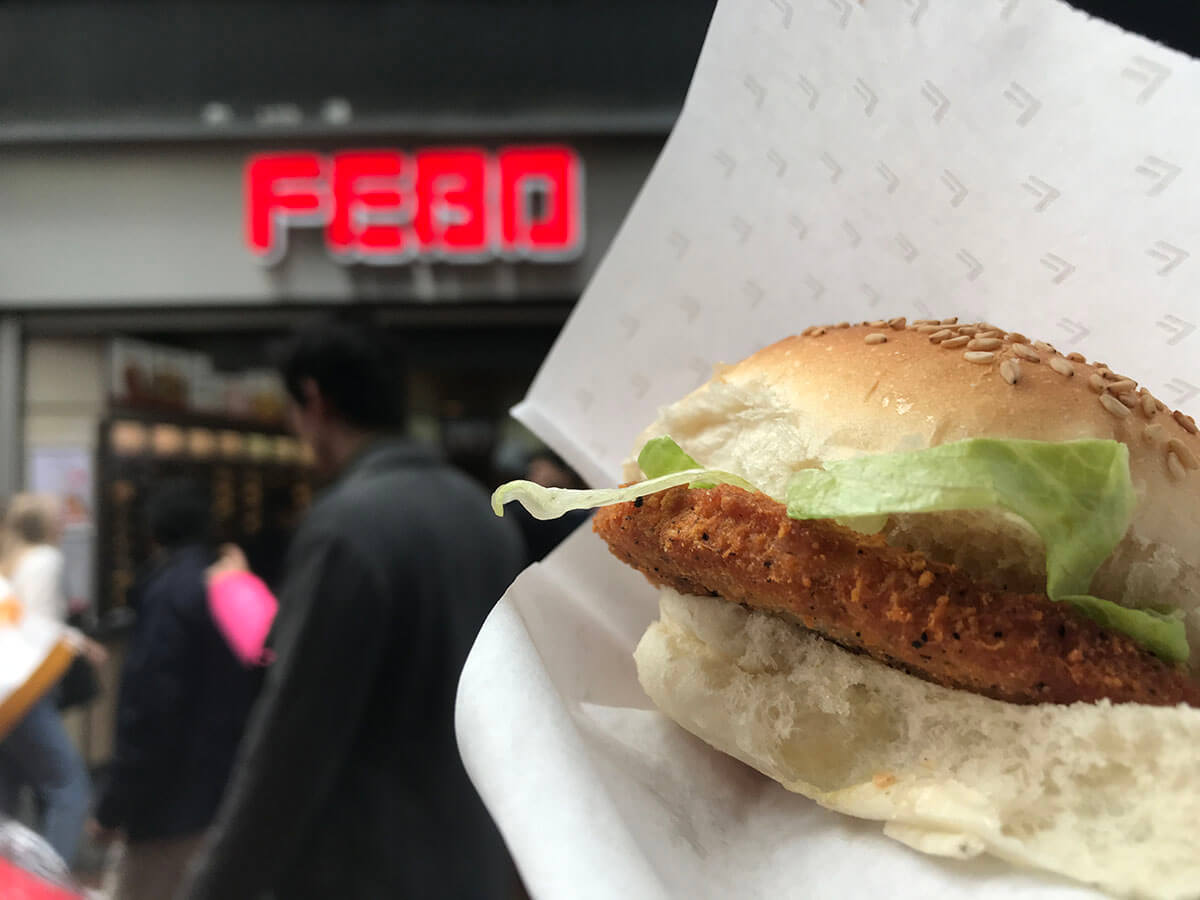 アムステルダムはハンバーガーを自動販売機で購入!? 面白いファストフード「FEBO」へ GO!