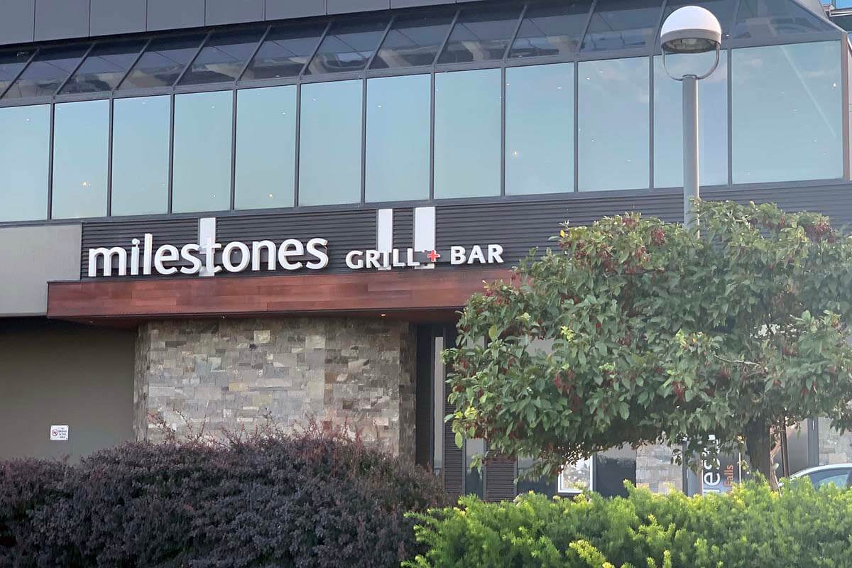 ナイアガラの滝を見ながら「Milestones Grill + Bar」でカクテルを