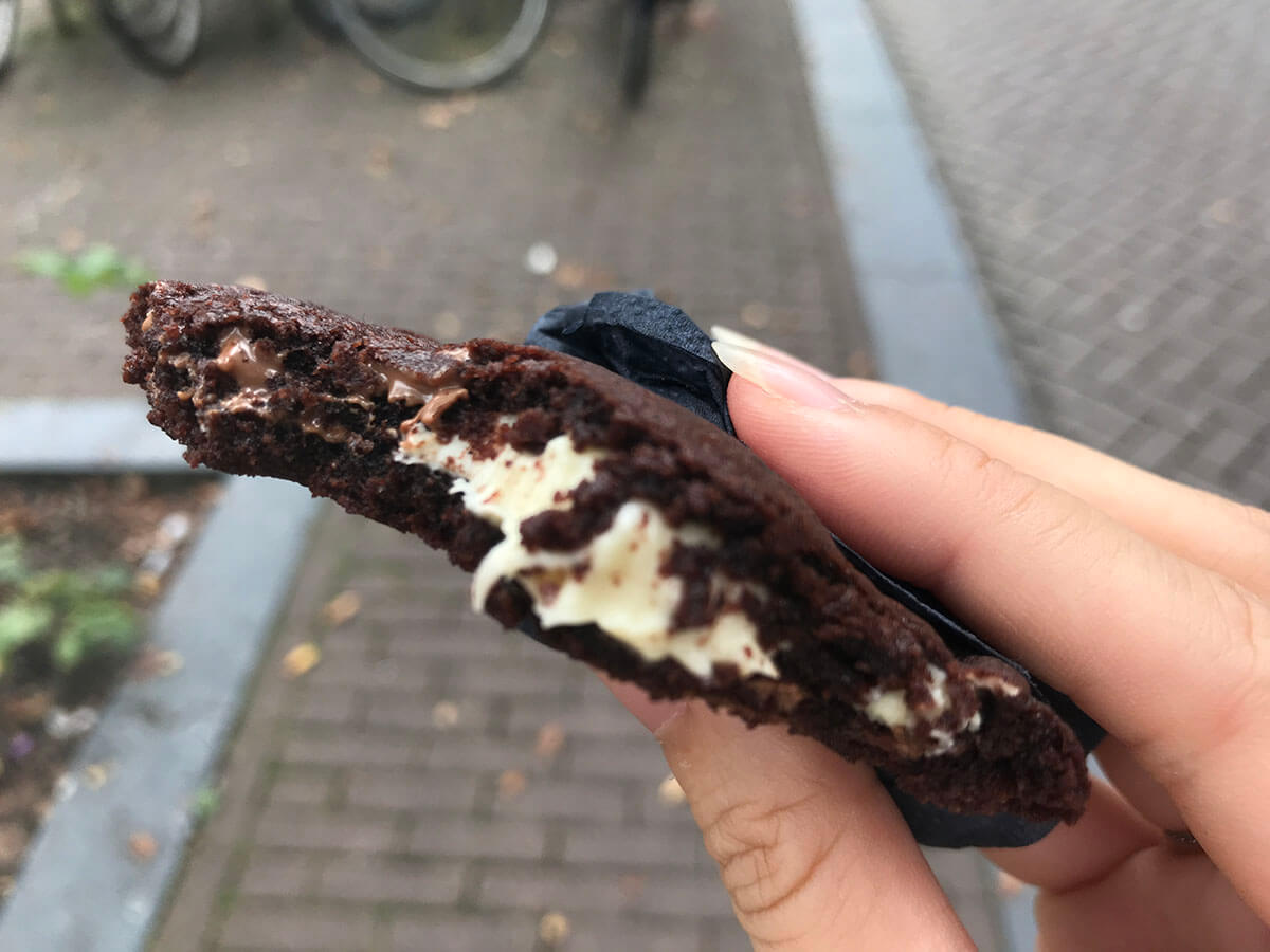 「Van Stapele Koekmakerij」クッキーの中身はホワイトチョコ