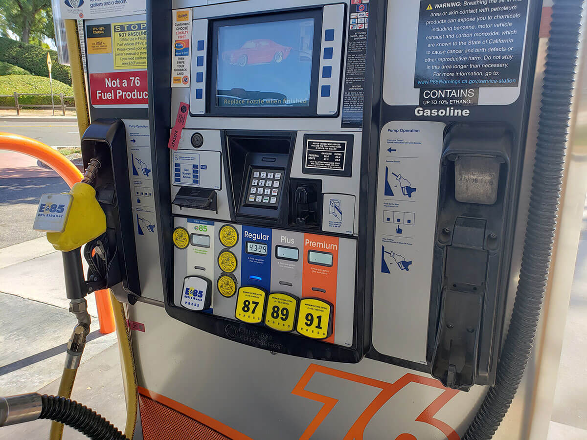 アメリカのガソリンスタンド76の給油機