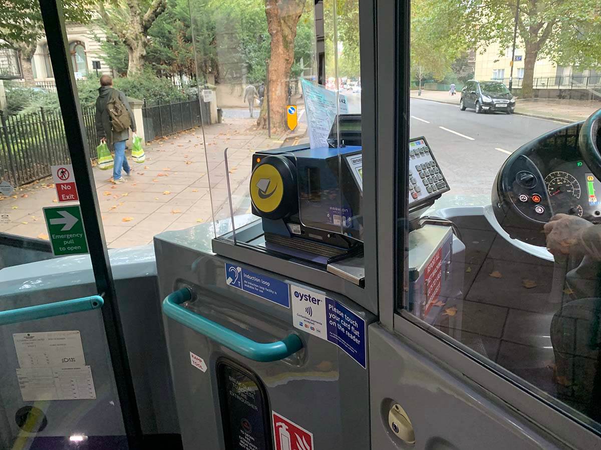 ロンドンバスでオイスターカードを黄色のカードリーダーへタッチ