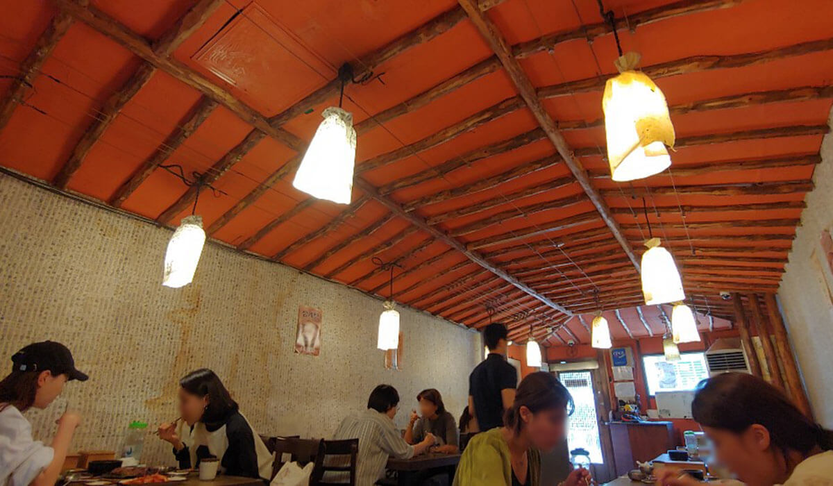 カロスキルにある韓国料理「シゴルパプサン」の店内