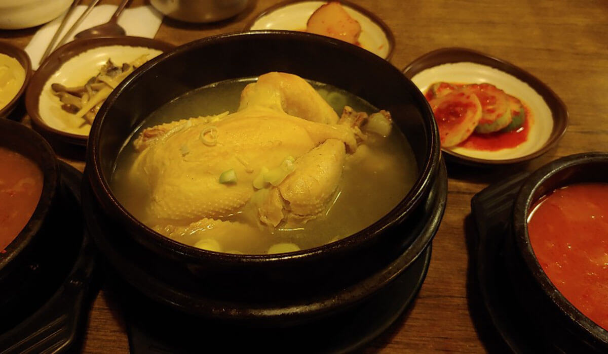 カロスキルで味わう伝統的な韓国料理「シゴルパプサン」のサムゲタン