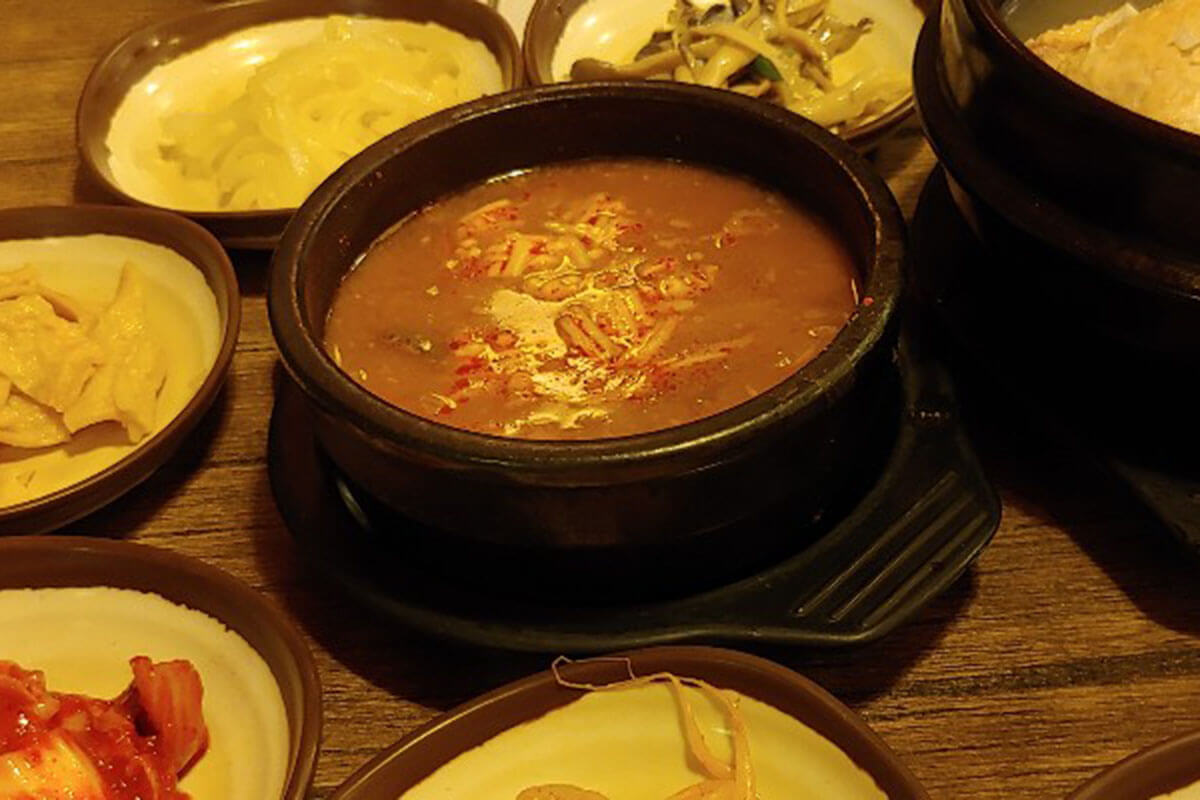 カロスキルで味わう伝統的な韓国料理「シゴルパプサン」のテンジャンチゲ