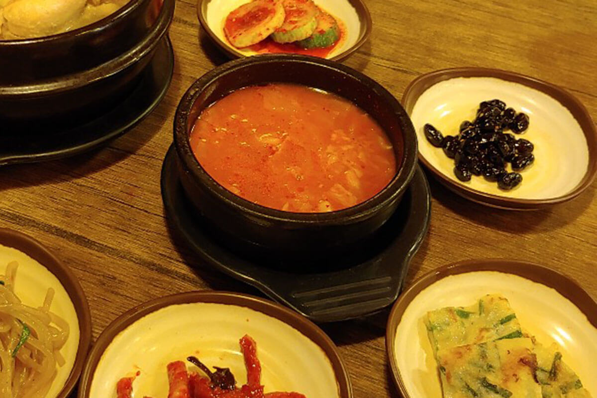 カロスキルで味わう伝統的な韓国料理「シゴルパプサン」のチゲ
