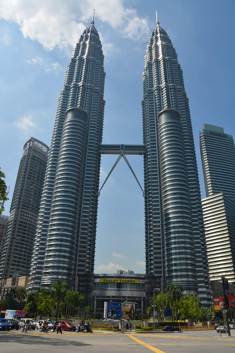 マレーシアのランドマーク「ペトロナスツインタワー」の昼の姿
