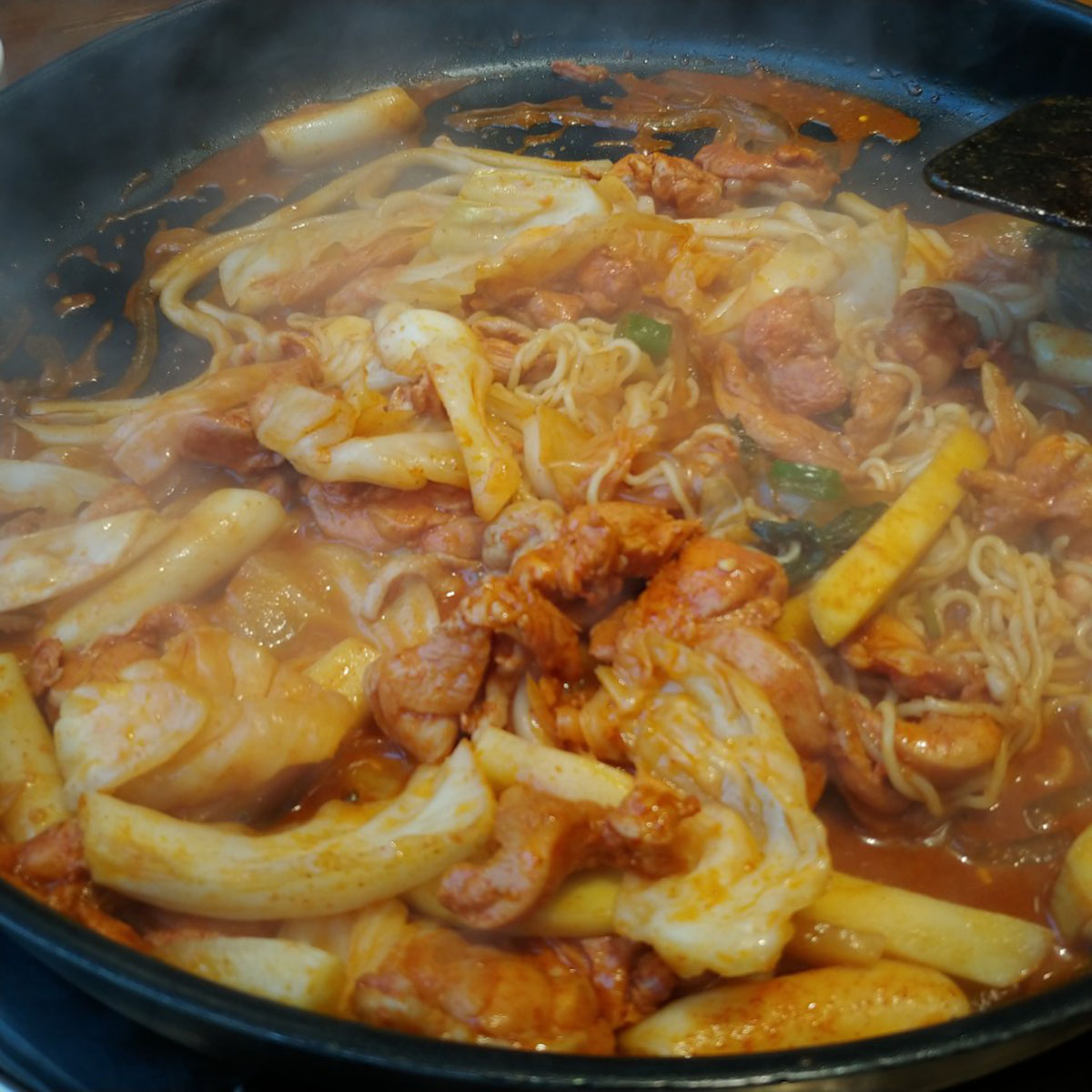 韓国で新鮮な鶏肉が食べ放題!? 大人気の「タッカルビ製作所」