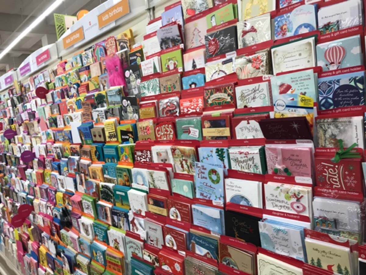 ペイレスマーケットではポストカードもたくさんの種類が売られている