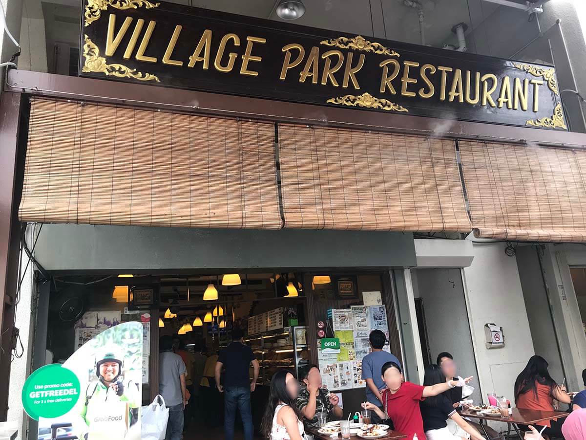 ローカルに大人気のナシレマ店「Village Park Restaurant」