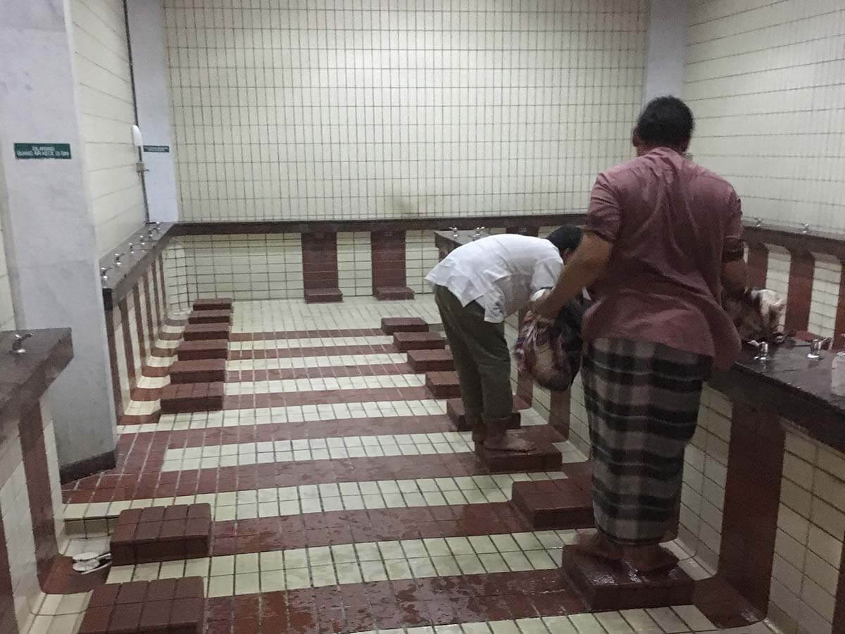 ブルーモスクでお祈り前に手足を洗う