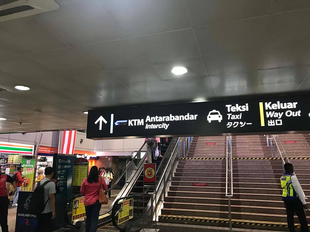 マレーシア KLセントラル駅のエスカレーターに乗りマレー鉄道乗り場へ