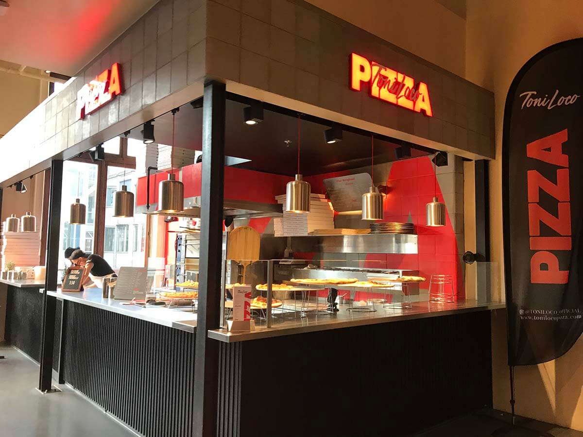 アムステルダムのマグナプラザ（MAGNA PLAZA）のピザ屋さん