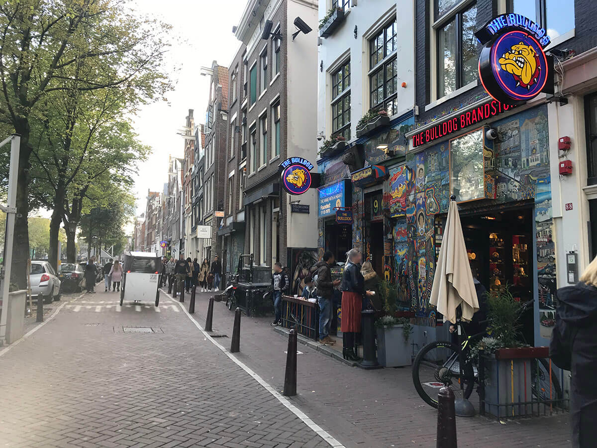 オランダ アムステルダムの飾り窓はのんびり優雅なスポットにある