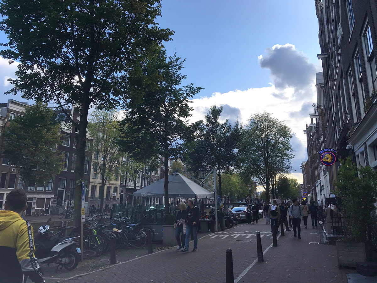 アムステルダムの飾り窓周辺は女子だけの旅なら夜で歩くのはおすすめしません。