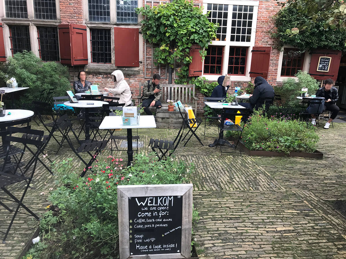 アムステルダム 飾り窓付近のおしゃれカフェ「De Koffieschenkerji」