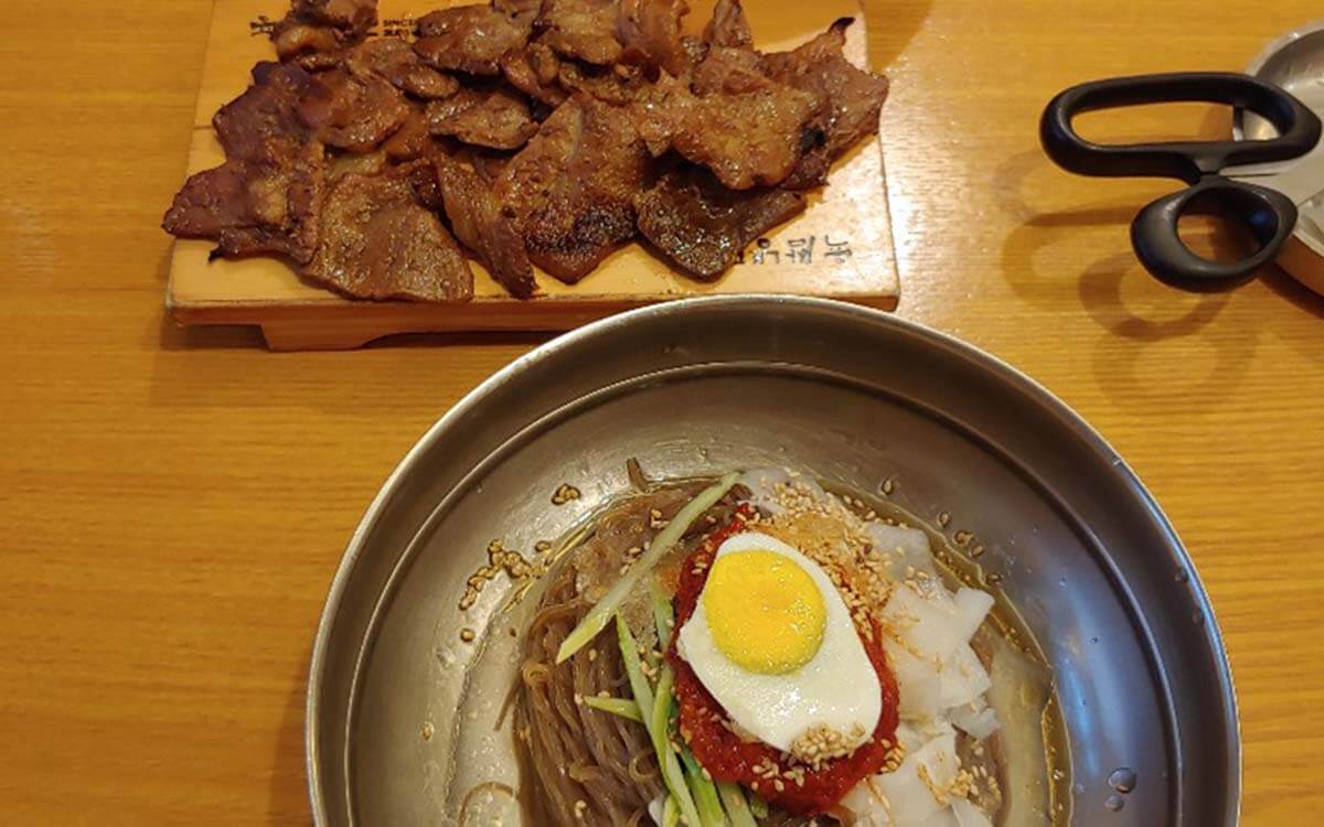 韓国の冷麺といえばココ！誰もが認める「ユクサムネンミョン」