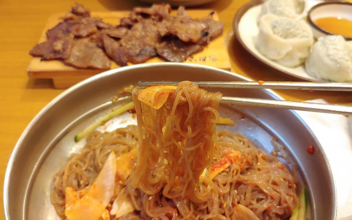 韓国の冷麺といえばココ！誰もが認める「ユクサムネンミョン」はピリッとした辛さで美味しい