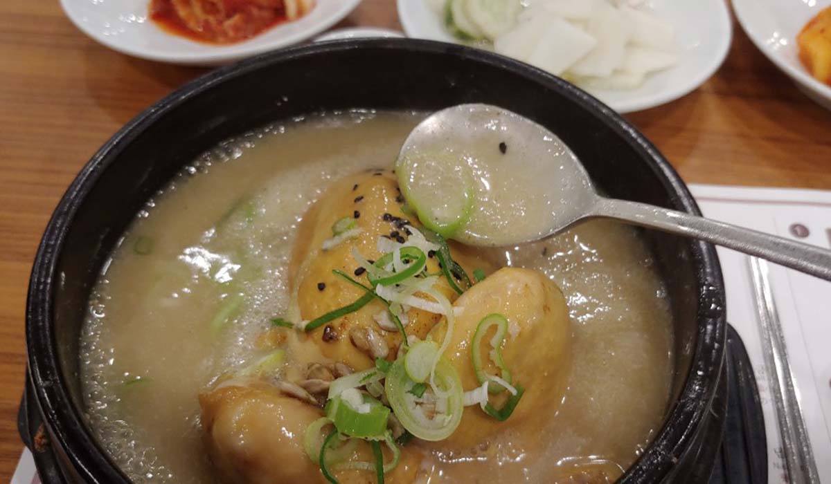 見た目も味も他店とは違う！韓国で味わう栄養満点の「高峰参鶏湯」