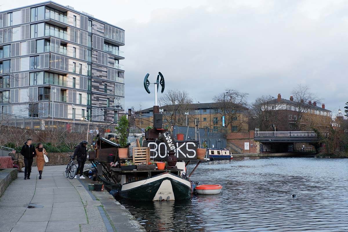 ロンドン ナローボートの古本屋さんが「Word On The Water（ワードオンザウォーター）」