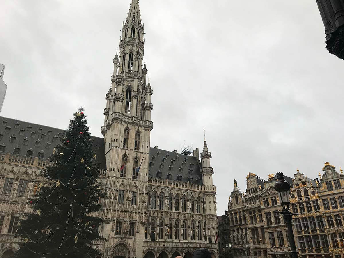 ベルギー ブリュッセルの小便小僧ジュリアン君にたくさんの寄せられた衣装は、着用後グラン・プラスにある「ブリュッセル市立博物館」にて展示される